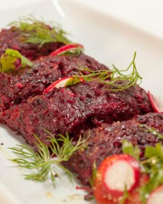 Судак в свекольной панировке и легкий салат с мангольдом