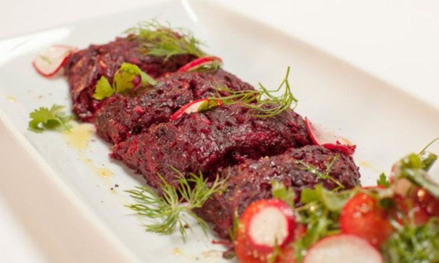 Рецепт судака в свекольной панировке и легкий салат с мангольдом