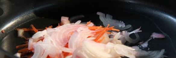 судак в свекольной панировке и легкий салат с мангольдом