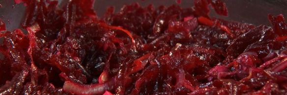 судак в свекольной панировке и легкий салат с мангольдом