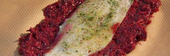 судак в свекольной панировке и легкий салат с мангольдом