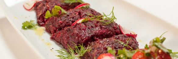 судак в свекольной панировке и легкий салат с мангольдом