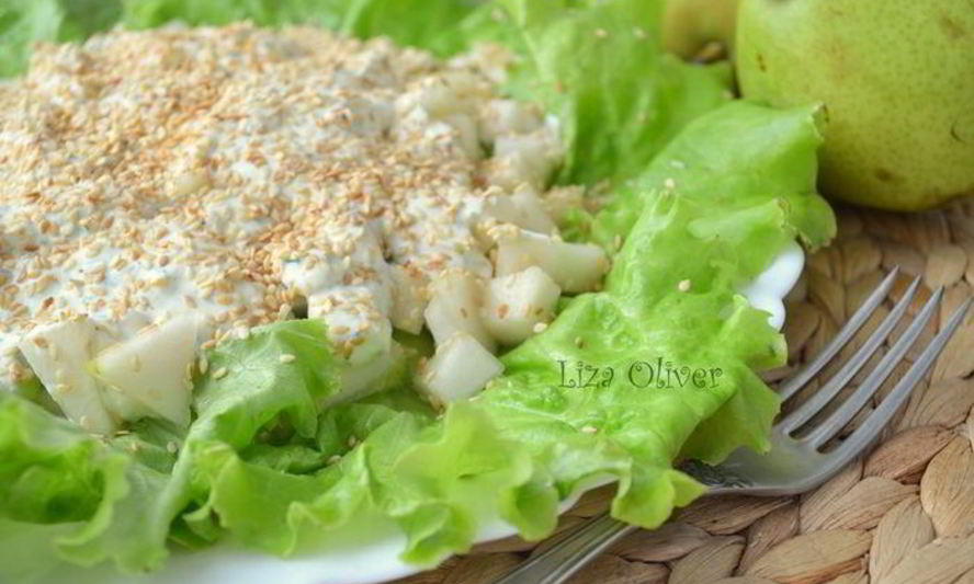 Рецепт свежего летнего салата с фетой и огурцом