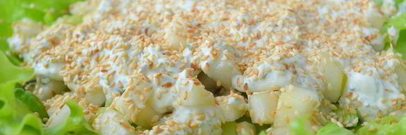 свежий летний салат с фетой и огурцом