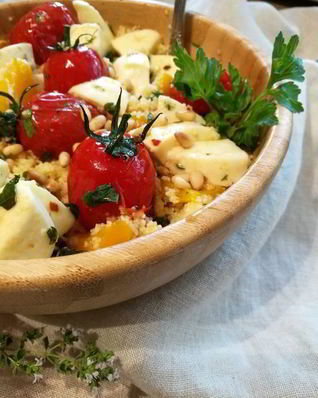 Теплый салат из кускуса с маринованной моцареллой