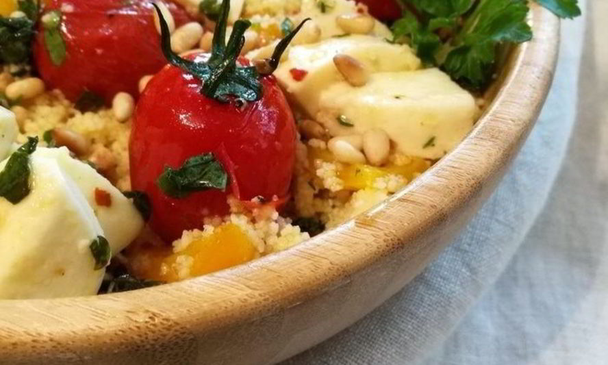 Рецепт теплого салата из кускуса с маринованной моцареллой