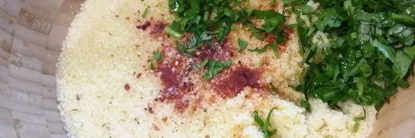 теплый салат из кускуса с маринованной моцареллой