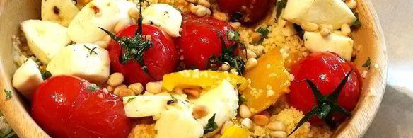 теплый салат из кускуса с маринованной моцареллой