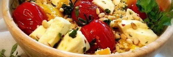 теплый салат из кускуса с маринованной моцареллой