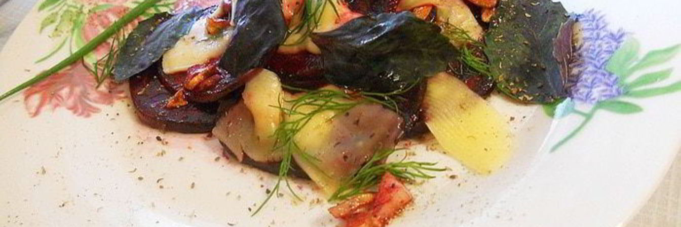 Теплый салат из свеклы с сыром