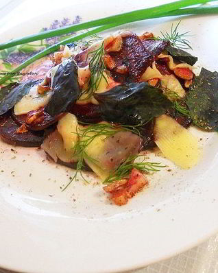 Теплый салат из свеклы с сыром