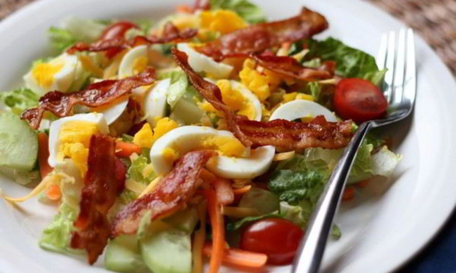 Рецепт теплого салата с беконом и яйцами без майонеза