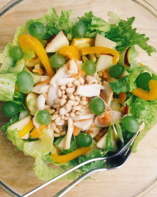 Теплый салат с кальмаром в кокосовых сливках