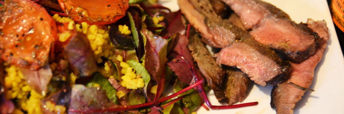 Теплый салат с мангольдом, булгуром и печеными томатами