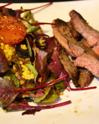 Теплый салат с мангольдом, булгуром и печеными томатами