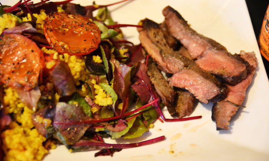 Рецепт теплого салата с мангольдом, булгуром и печеными томатами