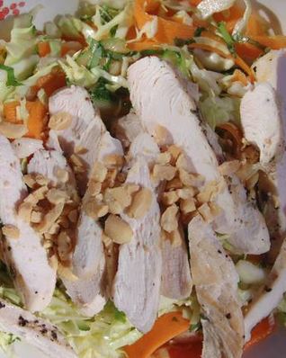 Вьетнамский салат с курицей и арахисом