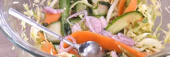 вьетнамский салат с курицей и арахисом