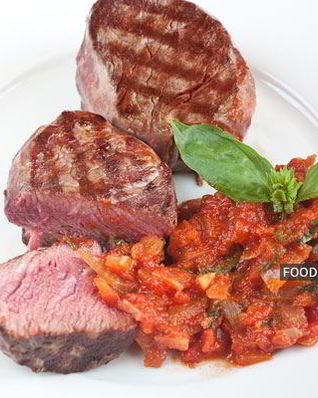 Филе-миньон и томатный соус с базиликом