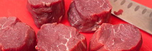 филе-миньон и томатный соус с базиликом