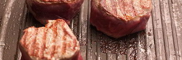 филе-миньон и томатный соус с базиликом