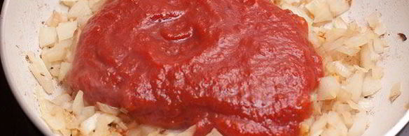 филе-миньон и томатный соус с базиликом