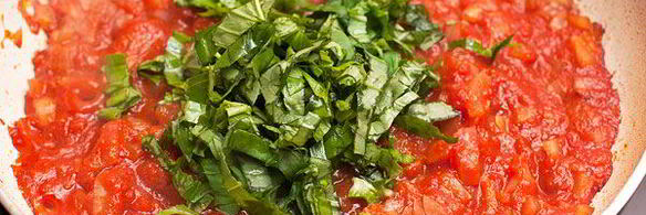 филе-миньон и томатный соус с базиликом