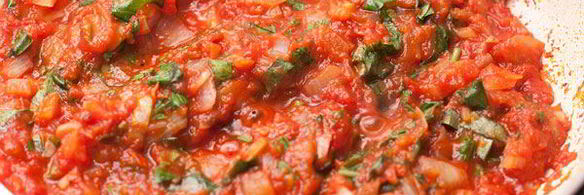 филе-миньон и томатный соус с базиликом