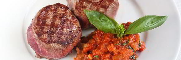 филе-миньон и томатный соус с базиликом