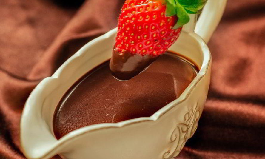 Рецепт шоколадного соуса для блинов и десертов