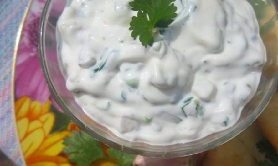 Рецепт сметанного соуса с солеными огурцами