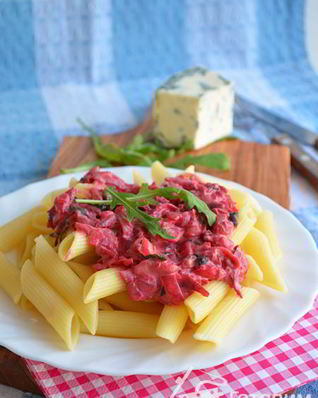 Соус из свеклы и голубого сыра к пасте