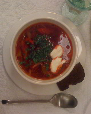 Борщ с черными гренками и чесноком