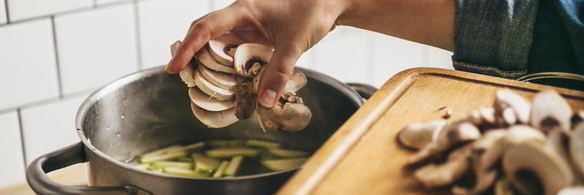 борщ с шампиньонами и кабачками