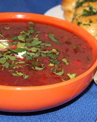 Борщ со свекольной ботвой и чесночными булочками