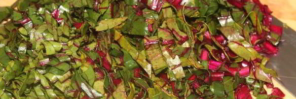 борщ со свекольной ботвой и чесночными булочками