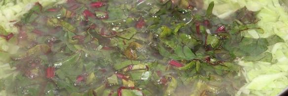 борщ со свекольной ботвой и чесночными булочками