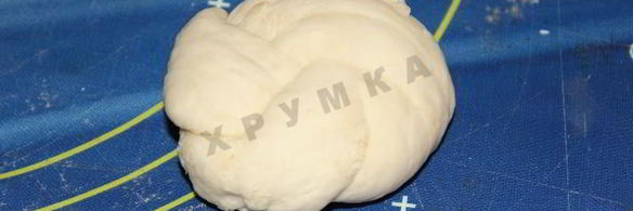 борщ со свекольной ботвой и чесночными булочками