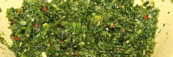 борщ со свекольной ботвой и чесночными булочками