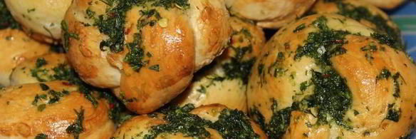 борщ со свекольной ботвой и чесночными булочками