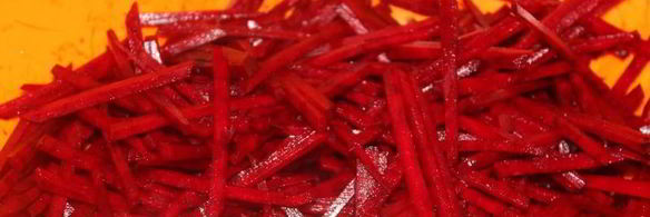 борщ со свекольной ботвой и чесночными булочками