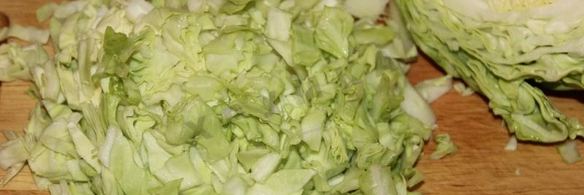 борщ со свекольной ботвой и чесночными булочками