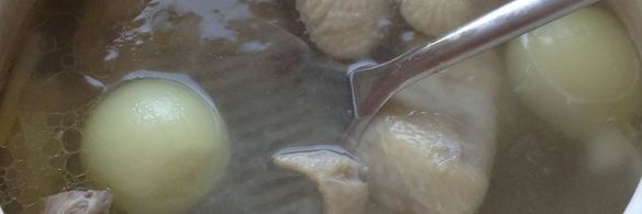 щи зеленые с крапивой на курином бульоне