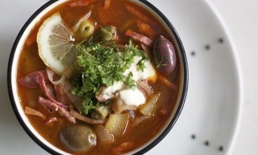 Рецепт мясной солянки с каперсами и солеными огурцами