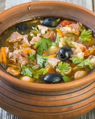 Солянка в горшочках в духовке сборная мясная