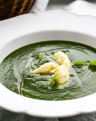 Суп из крапивы, латука и прочей рядом растущей зелени