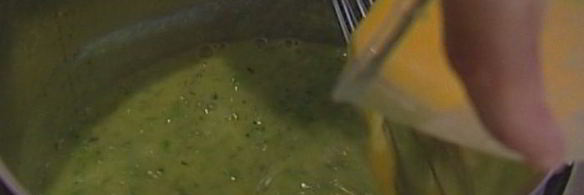 суп из зеленых овощей с яйцом и лимоном