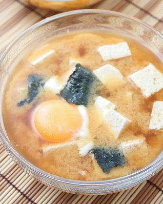 Суп Мисо с креветками, тофу и целым яйцом