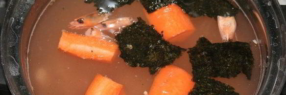 суп мисо с креветками, тофу и целым яйцом