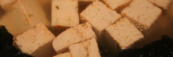 суп мисо с креветками, тофу и целым яйцом